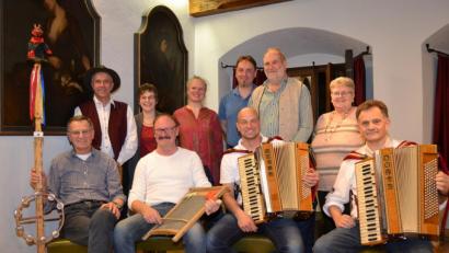 Bild: hcz
Sie hatten die Lacher auf ihrer Seite: Die Mundartdichter (stehend, von links): Wolfgang Leo Bäumler, Gertraud Mois, Christine Schreiber, Markus Keßler, Günter Weber und Christa Haubner, sitzend die Schirmitzer "Dorf- und Graffl-Musikanten".