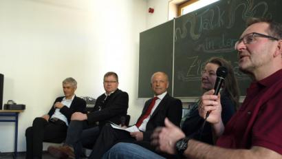 Bild: sba
Die Talkrunde (von links): Rolf Pfeiffer (Deprag), OB Michael Cerny, stellvertretender Schulleiter Günther Simmel, Sonja Schleicher (Jobcenter) und Udo Fechtner (IG Metall).