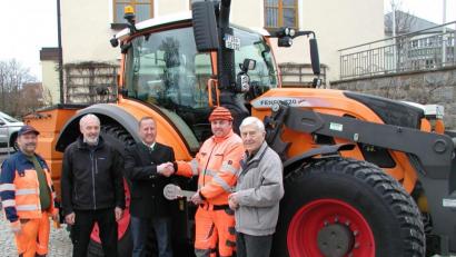 Bild: ld
Übergabe mit einem symbolischen Schlüssel: (von links) Gemeindearbeiter Bernhard Schindler, Norbert Horn von der HOWA, Max Schnabel, Vertreter der BayWa, Gemeindearbeiter Michael Roth und Bürgermeister Ludwig König.