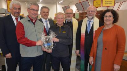 Bild: jr
Den kirchlichen Segen erhielt der neue Zustellstützpunkt Mitterteich. Bei der Einweihung mit dabei waren (von links) Raimund Stenglein (Niederlassung Bayreuth), Teamleiter Wolfgang Schreiner (Mitterteich), Bürgermeister Roland Grillmeier, Teamleiter Stefan Grasser (Wiesau), Stadtpfarrer Anton Witt, Pfarrer Martin Schlenk sowie Marianne Lentner-Hompesch (Leiterin Niederlassung Brief Bayreuth).