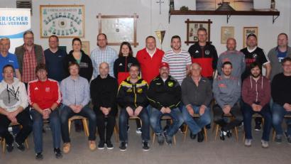 Bild: rpp
Die Teilnehmer aus Kirchenthumbach, Kastl, Weiden, Waldeck, Kemnath und Schnaittenbach erhalten im Seminar „Fit für Kids“ in Kastl allgemeine Grundkenntnisse über Recht und Gesetz. Juniorenspielgruppenleiter Karl-Heinz Luber (hinten links) und Kreis-Jugendleiter Klaus Meier vermitteln aber auch das nötige Rüstzeug für eine gute Jugendarbeit.
