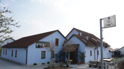 Bild: Dotzler
Drei Männer überfielen am Sonntagmittag das Billardcafé in Wackersdorf. Mit Schusswaffen bedrohten sie einen Angestellten und einen Gast.