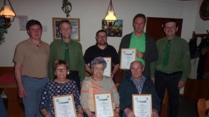 Bild: mkj
Schützenmeister Helmut Werner (rechts), Bürgermeister Gerald Reiter und zweiter Schützenmeister Michael Knott (von links) gratulierten den Geehrten (vorne, von links) Inge Markgraf, Elfriede und Richard Knott sowie Peter Reier und Peter Semmler (hinten, mit Urkunde, von links).
