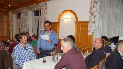 Bild: mmj
Über Zahlen, Fakten und Maßnahmen informierte Bürgermeister Manfred Dirscherl (stehend) bei der Bürgerversammlung im Gasthof zum Frauenstein.