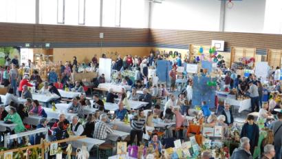 Bild: hai
Beim Basar des Kindergartenfördervereins gibt es nicht, was es nicht für das Osterfest gibt. Entsprechend groß ist der Andrang in der Sportarena.