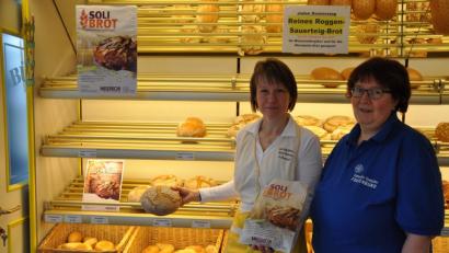Bild: ak
Petra Schmid und Doris Kellner (von links) präsentieren das Soli-Brot in der Bäckerei.