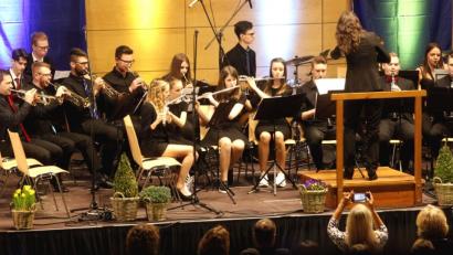 Bild: Hirsch
Die Bigband des Carl-Friedrich-Gauß-Gymnasiums eröffnete das Konzert des Lions Clubs am Samstagabend in der Oberpfalzhalle.