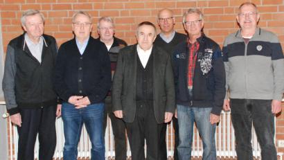 Bild: sche
Verabschiedung langjähriger Mitglieder der Kirchenverwaltung Pfarrei Aschach_Raigering:
( von links) Martin Bauer, Gerhard Meier, Kirchenpfleger Alfred Schorner, Pfarrer Eduard Kroher, Sprecher PGR Ludwig Donhauser, Peter Zitzmann, Peter Roith