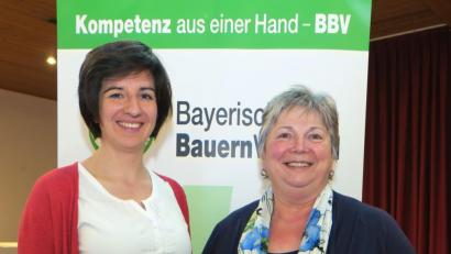 Bild: Hirsch
Die Schwandorfer Kreisbäuerin Sabine Schindler (links) hieß zu einem Vortrag für die "Austragsbäuerinnen" ihre Neumarkter Kollegin Sieglinde Hollweck (rechts) willkommen.