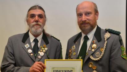 Bild: dob
Hans Kellner (rechts) wurde aufgrund seiner überaus großen Verdienste für das Oberlinder Schützenwesen die Ehrenschützenmeisterwürde von Schützenmeister Peter Meier (links) verliehen.