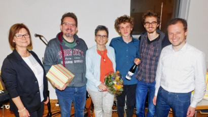 Bild: hai
Vertrauensfrau Elke Bundscherer (links) und ihr Stellvertreter Stefan Steininger (rechts) verabschieden Pfarrer Micha Boerschmann, dessen Frau Christina Heller-Boerschmann sowie ihre Söhne Fabian und Max Boerschmann (von links).