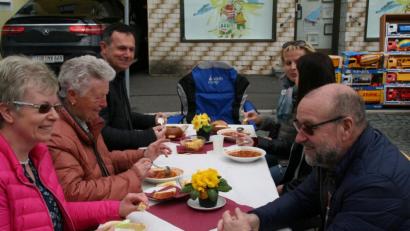 Bild: fpoz
Die Gäste aus nah und fern konnten bei Sonnenschein aus einer Vielzahl von Suppenangeboten wählen. Am frühen Nachmittag waren die Töpfe bereits leer.