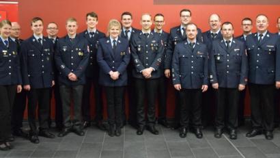 Bild: mde
Bürgermeister Werner Nickl, die Kommandanten Alfred Vogel und Peter Denz (von rechts), Kreisbrandmeisterin Alexandra Müller, Kreisbrandinspektor Otto Braunreuther und Kreisbrandmeister Florian Braunreuther (Zweite, Dritter und Fünfter von links) gratulieren Hauptlöschmeister Roman Schäffler, Feuerwehrmann Lukas Häckl, den Oberfeuerwehrmänner Thomas Daubitz und Nick Danowski, Oberfeuerwehrfrau Tina Wolf, den Löschmeistern Peter Kreuzer, Marcel Schraml, Marco Filbinger und Michael Denz sowie den Oberlöschmeistern Peter Wolf, Norbert Weismeier, Christian Schmid und Alexander Schraml.