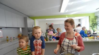 Bild: njn
Viel Spaß hatten in der Schulküche Kinder und Eltern beim gemeinsamen Kochkurs.