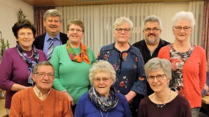 Bild: wlr
Astrid Spitzkopf (vorne, rechts) steht an der Spitze des Etzenrichter Gesangvereins. Der Aufruf, es könnten jederzeit sangesfreudige Männer und Frauen mal bei den Chorproben vorbeikommen, gilt immer. Der Verein baut auch auf passive, langjährige Mitglieder wie Erika Orlik (vorne, Mitte).