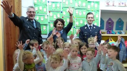 Bild: gto
Die Lintacher Feuerwehr spendet für den örtlichen Kindergarten Hinten (von rechts): Kassier Matthias Rehaber, Kindergartenleiterin Ulrike Schießlbauer und Vorsitzender Tobias Göbl mit den erfreuten Lintacher Kindern.