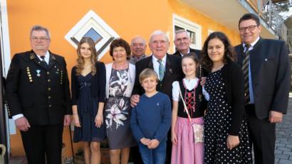 Bild: Hirsch
Gert Wölfel (Mitte) feierte im Kreise der Familie und mit Freunden seinen 80. Geburtstag.