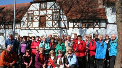Bild: gpa
Das Fachwerkensemble am Gasthaus Heining in Pressath dient den Wanderern des Fichtelgebirgsvereins um Vorsitzenden Dieter Kottwitz (hinten links) und Wanderführer Sepp Kämpf (davor) als Hintergrund für das Gruppenfoto.