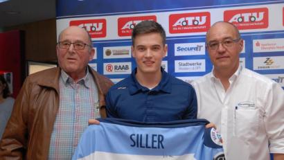 Bild: gb
Josef Paulus (links) ersteigerte nicht nur das Trikot von Philipp Siller (Mitte) für die stolze Summe von 445 Euro. Der Pfreimder sicherte sich auch die Leibchen von Matt Abercrombie, Tomas Rubes und Paul Wolf. Rechts Stadionsprecher Manuel Stöckl, der die Versteigerung moderierte.