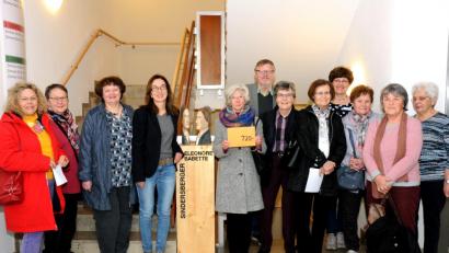 Bild: Stephan Huber
Die Kreativgruppen des Maria-Seltmann-Hauses übergeben dem Diakon Wolfgang Reuther (stehend, hinten) ihre Spende. Susanne Meichner (Vierte von links), Leiterin des Maria-Seltmann-Hauses, ist stolz.