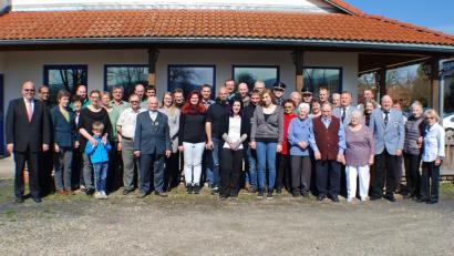 Bild: enz
Seinen 85. Geburtstag feierte Werner Altnöder (Bildmitte vorne, im Anzug) mit Kindern, Enkelkindern, Verwandten, Freunden, Bürgermeister Klaus Meyer, Pfarrer George Parankimalil, Seniorenbeauftragter Beate Ott, Edeltraud Köstler (von links) sowie Vertretern der Vereine.