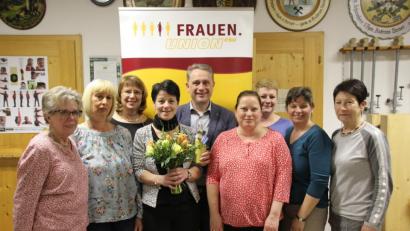 Bild: kmo
Der neu gewählte Vorstand der FU-Poppenricht (von links): Schatzmeisterin Annemarie Hofmann, Zweite Vorsitzende Gabi Strobl, Vorsitzende Claudia Kammerl (mit Blumen), Beisitzerin Lissi Pongratz, neue Schriftführerin Marianne Bechtoldt, Beisitzerin Birgit Kopf und Kreisdelegierte und Dritte Bürgermeisterin Gertrud Weigl. Des Weiteren stellvertretende FU-Kreisvorsitzende Erika Urban (Dritte von links) und Zweiter Bürgermeister Hermann Böhm gratulierten zu einem erfolgreichen Jahr.