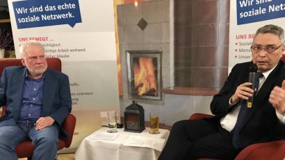 Bild: eig
Sie sprechen zum Thema Wohnen: Stadtbau-Geschäftsführer Günther Kamm (rechts) und Alfons Ernstberger vom KAB-Kreisverband.