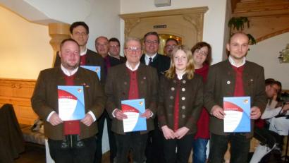 Bild: bgl
Das Bild zeigt von rechts: Michael Zinnbauer, Bianca Reil, Theresa Schwingl, Andreas Biegerl, Peter Gaschler, Michael Hagl, Herbert Hagl, Georg Schmied, Johannes Niebauer und Tobias Zeitler.