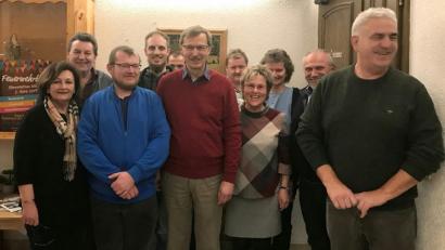 Bild: wro
Bei den Neuwahlen wurde Vorsitzender Arno Ulmer (vorne, Dritter von links) in seinem Amt bestätigt. Als Stellvertreter steht dem Wiesauer Sven Brandt (rechts) zu Seite. Einstimmig bestätigt wurden auch die weiteren Vorstandsmitglieder.