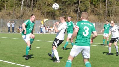 Bild: gb
Der SV Steinmühle gewann am Samstag das Derby gegen den SV Mitterteich II mit 3:1. Hier klärt der Mitterteicher Sebastian Käß (links) im Strafraum vor Andreas Reichl.