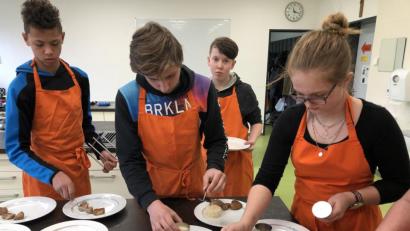 Bild: exb
Schüler kochen mit Profi Maria Burkhard.
