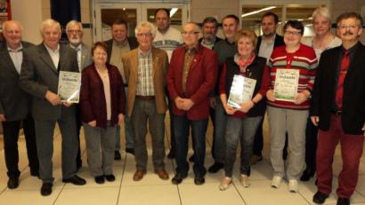 Bild: ksi
Für die langjährige Mitgliedschaft im Verein ehrten der Vorsitzende des Schwarzenfelder Vereins, Hans Peter Hierl (rechts) und Bezirksvorsitzenden Christian Benoist ( links) zahlreiche Mitglieder.