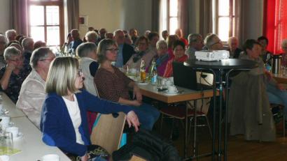 Bild: lep
Apotheker Stefan Weidinger zog mit seinem Vortrag die Senioren in seinen Bann. Aufmerksam lauschten sie den Informationen, die Weidinger über Tabletten, Tropfen, Pflaster und Sprays gab.