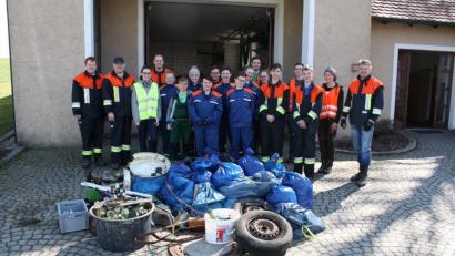 Bild: bjp
Von der Getränkedose bis zum Autoreifen: Was aus Bequemlichkeit oder Gedankenlosigkeit in der Trabitzer Flur "vergessen" wurde, sammelten 15 Jugendliche aus drei Gruppen am Samstagvormittag auf. Erster, Zweiter und Vierter von links: Andreas Pöhlmann, Robert Schwemmer und Alexander Bayer (Feuerwehr Burkhardsreuth). Rechts im Bild zweiter Bürgermeister Franz Groß.