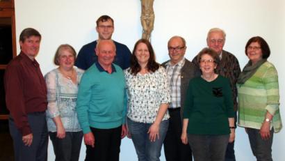 Bild: lep
Treue zur KAB beweisen seit 40 Jahren Georg Schreglmann (links), Georg Rinnagl (vorne, Dritter von links) sowie Gerda Rinnagl, Josef Schuller und Herbert Lindner (hinten, von rechts). Kreisvorsitzende Petra Dötsch (Zweite von rechts), Ortsvorsitzende Barbara Raps (Mitte) und ihr Stellervetreter Markus Schreglmann (links daneben, hinten) sowie Schriftführerin Elisabeth Adelhardt.(Dritte von rechts) würdigen ihre Verbundenheit.