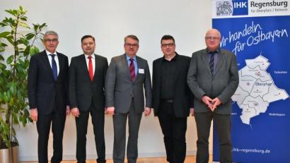 Bild: Bayreuther/exb
Sie diskutierten mit denUnternehmern des IHK-Gremiums Amberg-
Sulzbach über regionale Verkehrsinfrastrukturprojekte und die Wirren des Brexits
(von links): Gremiumsvorsitzender Dr. Rolf Pfeiffer, der Amberger IHK-Geschäftsstellenleiter Bernhard Reif, Markus Huber, stellvertretender Abteilungsleiter International bei der IHK, Bauoberrat Stefan Noll und Leitender Baudirektor Henner Wasmuth vom Staatlichen Bauamt Amberg-Sulzbach.