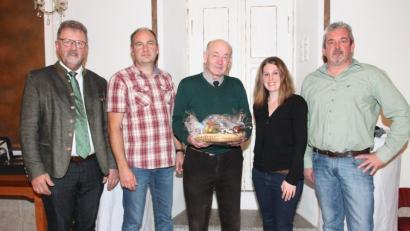Bild: pi
"Danke" sagen Albert Kick (Mitte), Bürgermeister Johann Maurer, der neue Jagdvorsteher Andreas Götz, Revierleiterin Michaela Hamann und der stellvertretende Jagdvorsteher Peter Janker (von links). Von Janker gibt es einen Brotzeitkorb, Bürgermeister Maurer schenkt eine Uhr mit Gemeindewappen.