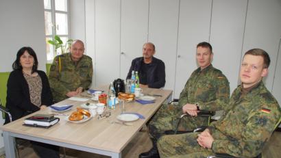 Bild: mmj
Oberstleutnant Andreas Bleek (Zweiter von rechts) kam zu seinem Antrittsbesuch bei Bürgermeisterin Birgit Höcherl. Ihn begleiten Oberstabsfeldwebel Stefan Amann (Zweiter von links) und Hauptmann Volker Lisson nach Schönsee. Am Gespräch nimmt auch Verwaltungsbeamter Waldemar Hansl teil.