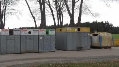 Bild: br
Mit der Zustimmung der Folgevereinbarung mit dem Landkreis Neustadt/WN übernimmt die Gemeinde Vorbach für weitere drei Jahre die Bereitstellung, Unterhaltung und Sauberhaltung ihres Wertstoffcontainer-Standplatzes (unser Bild) am Parkplatz des Sportgeländes des FC Vorbach.