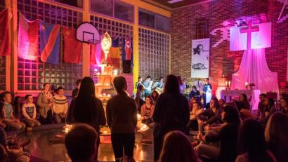 Bild: tkr
Eine stimmungsvolle Atmosphäre herrschte während der Anbetung in der dunkeln Turnhalle. Im Kerzenschein mit meditativer Hintergrundmusik kamen die Besucher schnell zur Ruhe, beteten und formulierten ihre Bitten und Wünsche in Gedanken und auf kleinen Textstreifen.