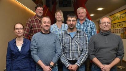 Bild: dob
Hans-Werner Anzer aus Vohenstrauß (rechts) siegte beim Preisschafkopf der Pfalzgraf-Friedrich-Mittelschule in der Mensa. Nachdem Tobias Meißner aus Lerau (vorne, Zweiter von rechts) den Geldpreis nahm, durfte sich Stefan Putzer aus Moosbach (vorne, Zweiter links) über die Berlinreise freuen. Der Trostpreis ging an Gerhard Rath (hinten, rechts).