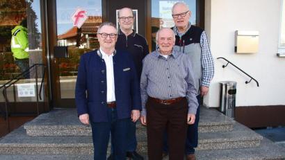 Bild: wro
Neuer Vorsitzender beim Tischclub „Alte Herren“ ist Ferdinand Dietz (hinten rechts). Unterstützt wird der Wiesauer von Hans Brosch (vorne rechts). Die Vereinskasse führt Georg Wurzer (hinten links). Zweiter Bürgermeister Fritz Holm (vorne links) prüft die Kasse.