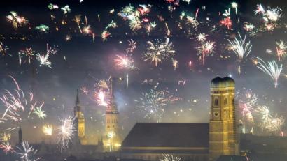 Archivbild: Matthias Balk
Feuerwerksraketen explodieren in der Silvesternacht über der Frauenkirche und der Innenstadt.
