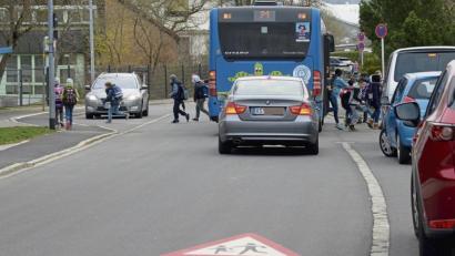 Bild: Petra Hartl
Hier an der Jahnschule kommen Busse an und fahren weg, halten Eltern mit ihren Autos, steigen Kinder aus und queren die Straße. Vier Schulweghelfer sorgen dafür, dass alle unbeschadet über die Straße kommen.