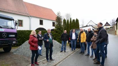 Bild: bey
Der Bauausschuss sieht sich die Situation in der Püchersreuther Straße an.