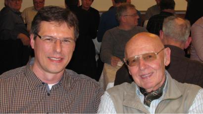 Bild: is
Robert Kellermann, (rechts) seit Ende der 70 iger Jahre Pächter im Jagdbogen I (Riggau) scheidet ab dem 1. April 2019 aus gesundheitlichen Gründen aus. Für ihn ist Horst Murr (links) aus Eschenbach in das Pachtverhältnis eingetreten.