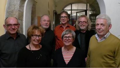 Bild: kbw
Sie sorgen dafür, dass beim "Forum" alles rund läuft: (vorne von links) Bernhard Wild (Schriftführer), Vorsitzende Marie Luise Pfeifer, zweite Vorsitzende Gisela Westiner, Kassier Wolfgang Pfeifer, (hinten von links) die Kassenprüfer Karl-Heinz Grundt, Gerald Igl und Walter Bauer.