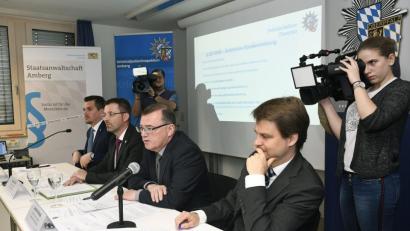 Bild: Petra Hartl
Von großem Medieninteresse war die Pressekonferenz zu den Körperverletzungsdelikten in Amberg am 29. Dezember 2018 begleitet: (von links, sitzend) Florian Beck, Pressesprecher des Polizeipräsidiums Oberpfalz, Kriminaloberrat Gerhard Huf (Leiter der Kripo Amberg), Leitender Oberstaatsanwalt Joachim Diesch und Oliver Wagner, Staatsanwalt als Gruppenleiter.