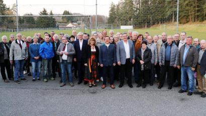 Bild: njn
Seinen 60. Geburtstag feierte der Bauamtsleiter der Stadt und Vorstandsvorsitzende der Gemeinnützigen Baugenossenschaft Dieter Döppl (erste Reihe, Fünfter von rechts - hellblaues Jacket, weißes Hemd). Entsprechend groß war die Gratulantenschar. Mit auf dem Bild Bürgermeister Hans Donko (Sechster von rechts) und dritte Bürgermeisterin Sonja Heindl (Siebte von rechts).