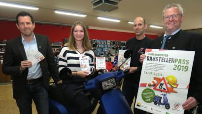 Bild: Hirsch
City-Manager Roland Kittel, seine Mitarbeiterin Sandra Grabinger, Zweiradhändler Peter Hartl und Oberbürgermeister Andreas Feller (von links) werben für die Aktion "Baustellenpass", bei der es einen Motorroller zu gewinnen gibt.